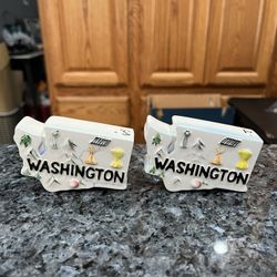 Ceramic Vintage State of Washingto Salt and Pepper Shakers Map Ceramic Souvenir Made in Japan.  Preowned Excellent Condition.  Missing 1 stopper.  