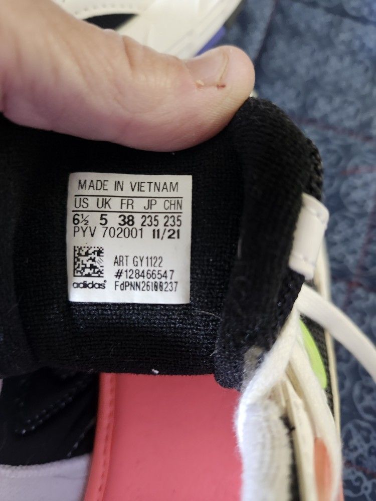 Womens Adidas tennis shoes size 6 1/2