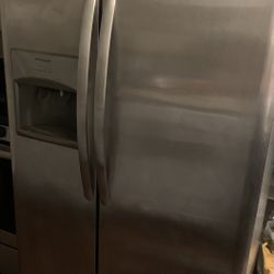 Frigidaire Refrigerator LIKE NEW 