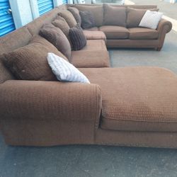Comfortable huge sectional couch ๐๏ธ very nice