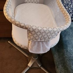 HALO BassiNest Swivel Sleeper, mattress and 12 sheets