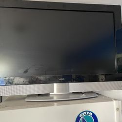 VIZIO flat Screen TV 42” Works Great