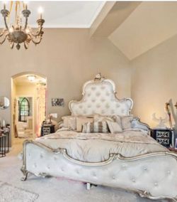 The TimeTraveler’s Royal Bed