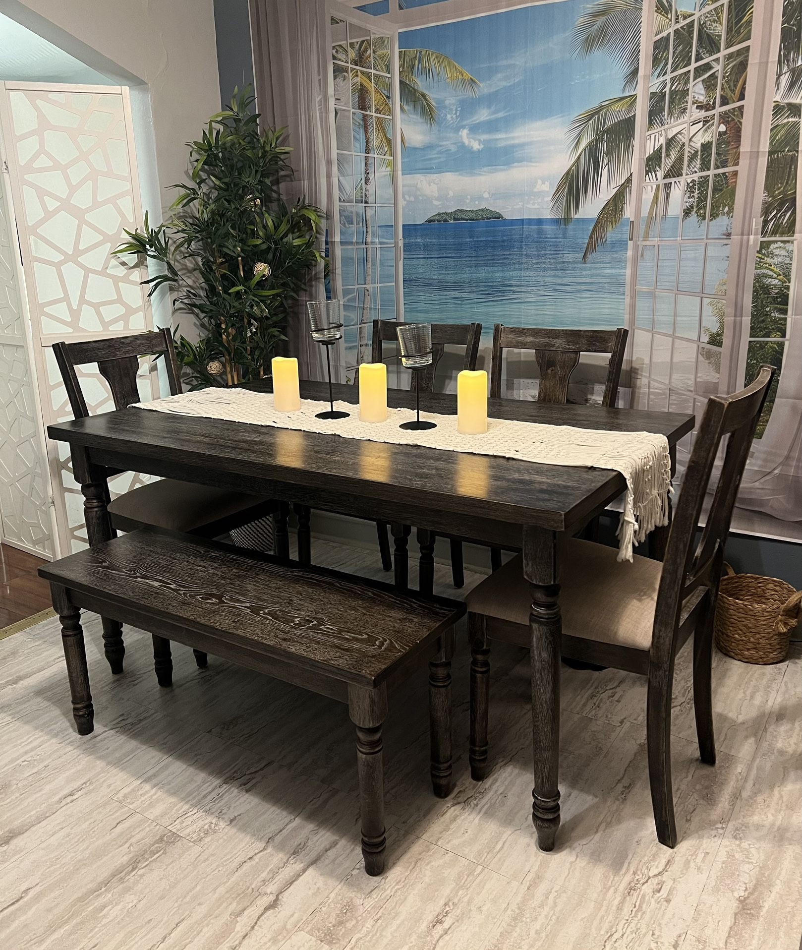 Beautiful Rustic Style Dining Set Great Condition!! Table With 4 Chairs and Bench!I can Deliver.