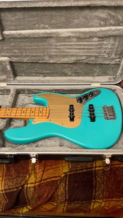 2022 Squier 40th Anniversary Precision Bass + Hard Case
