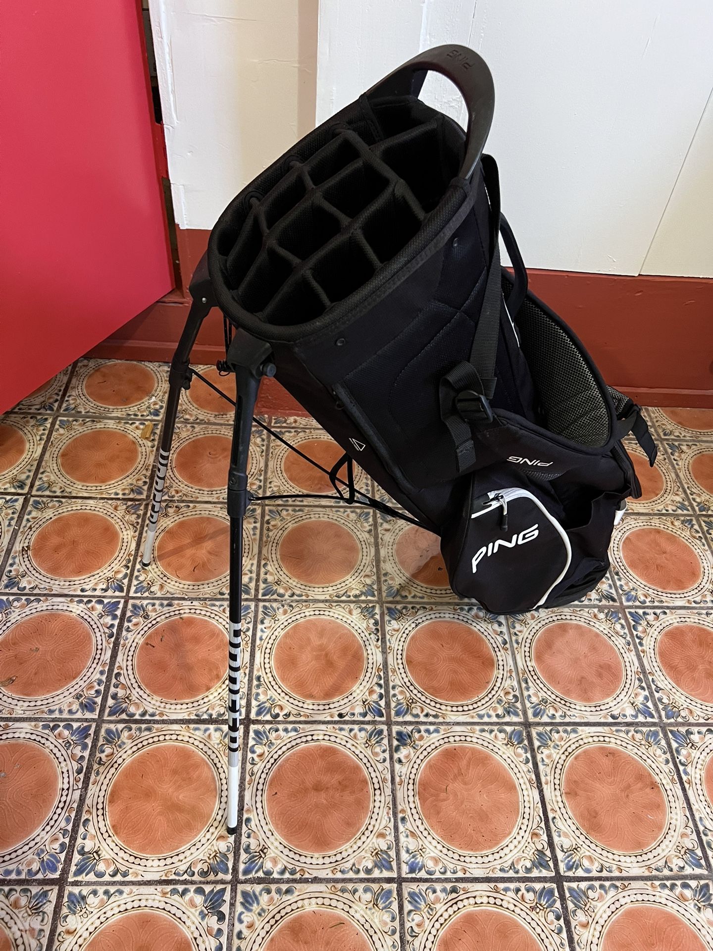 Excellent condition Premium Ping Hoofer 14 full-size stand bag in Black!