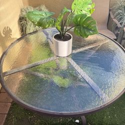 Out Door Dinning Table And Chairs 