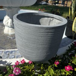 brand new patio ceramic pots in box