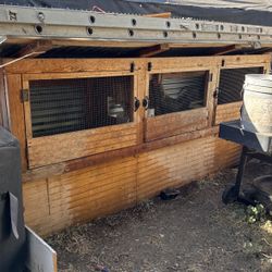 Jaula Para Gallinas 🐔 O Conejo 🐇  Madera Sólida  Techo De Lámina Galvanizada   La Madera Está En EXELENTES Condiciones  Nada Está Podrido  