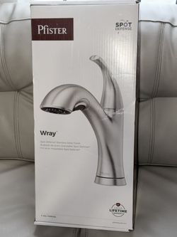 Pfister Wray Single-Handle Pull-Out Sprayer Kitchen Faucet Deckplate Included in Spot Defense Stainless Steel