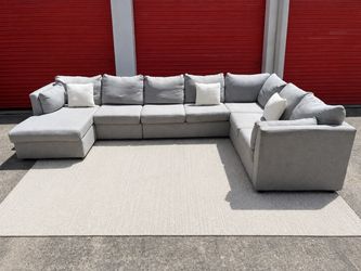 Nice Big sectional (Delivery Available)