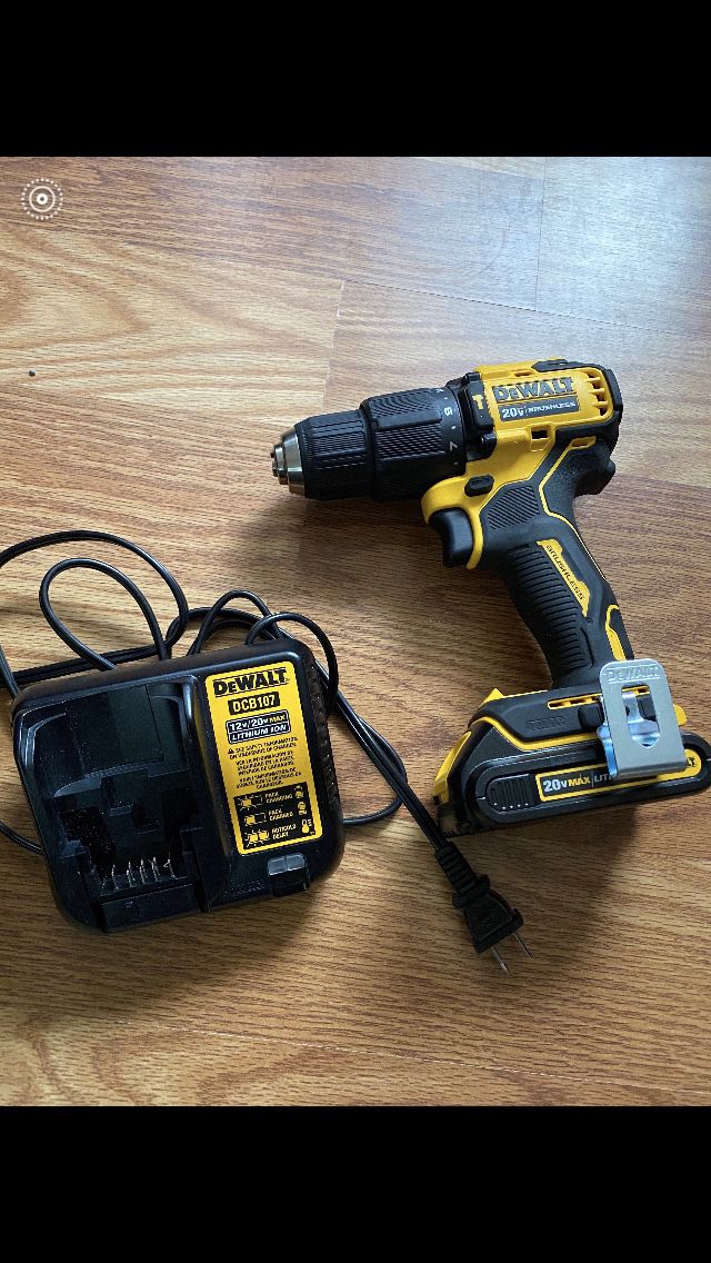 Drill with charger Dewalt