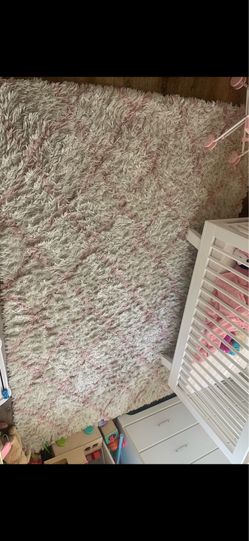 5.5 ft by 7.5 ft pink and white carpet make a offer