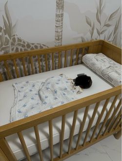 Beautiful Wood Crib from Crate & Barrel/ Cuna de Madera de Crate & Barrel