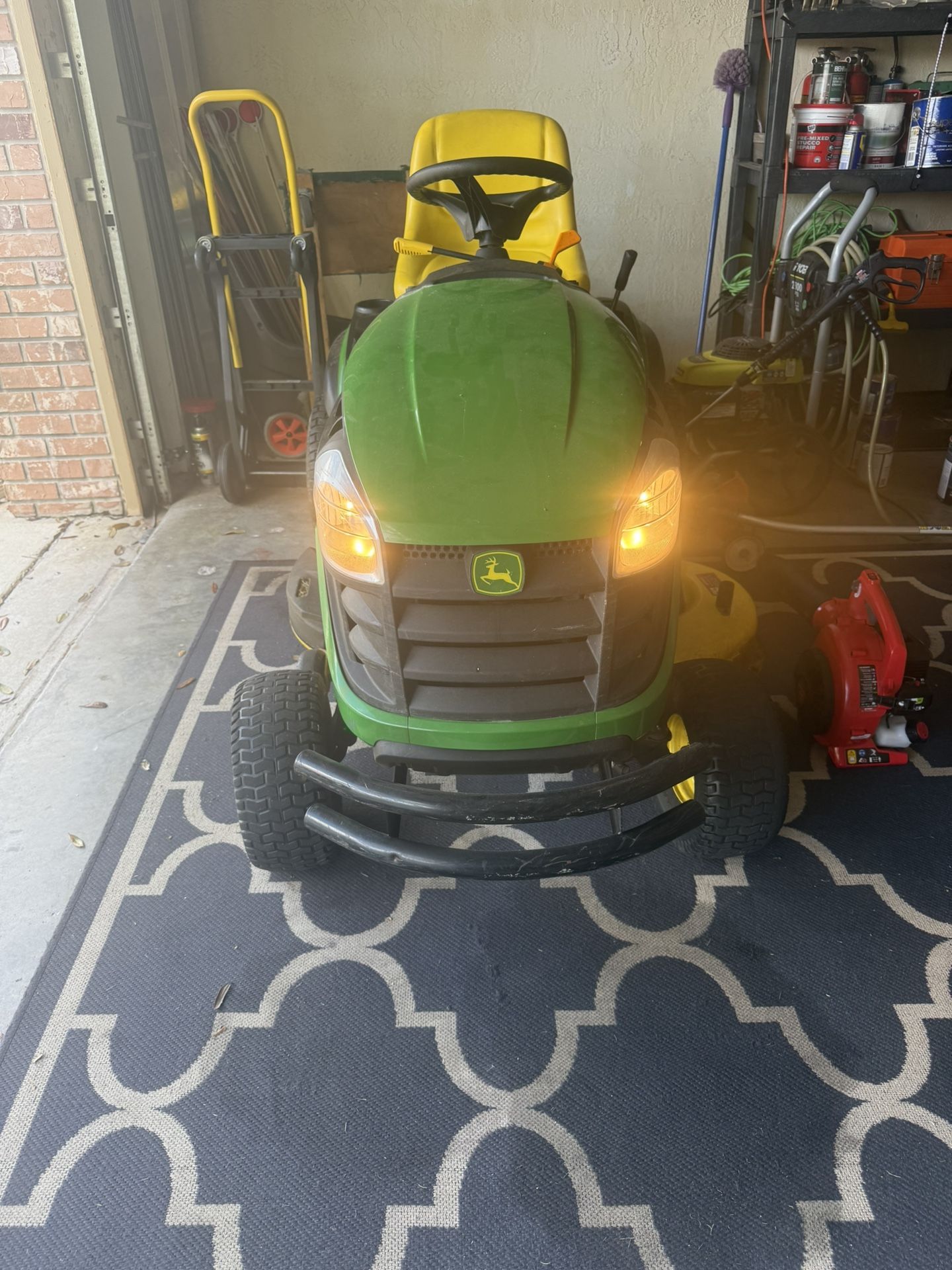 John Deere D130 Riding Lawn Mower – Runs Great!