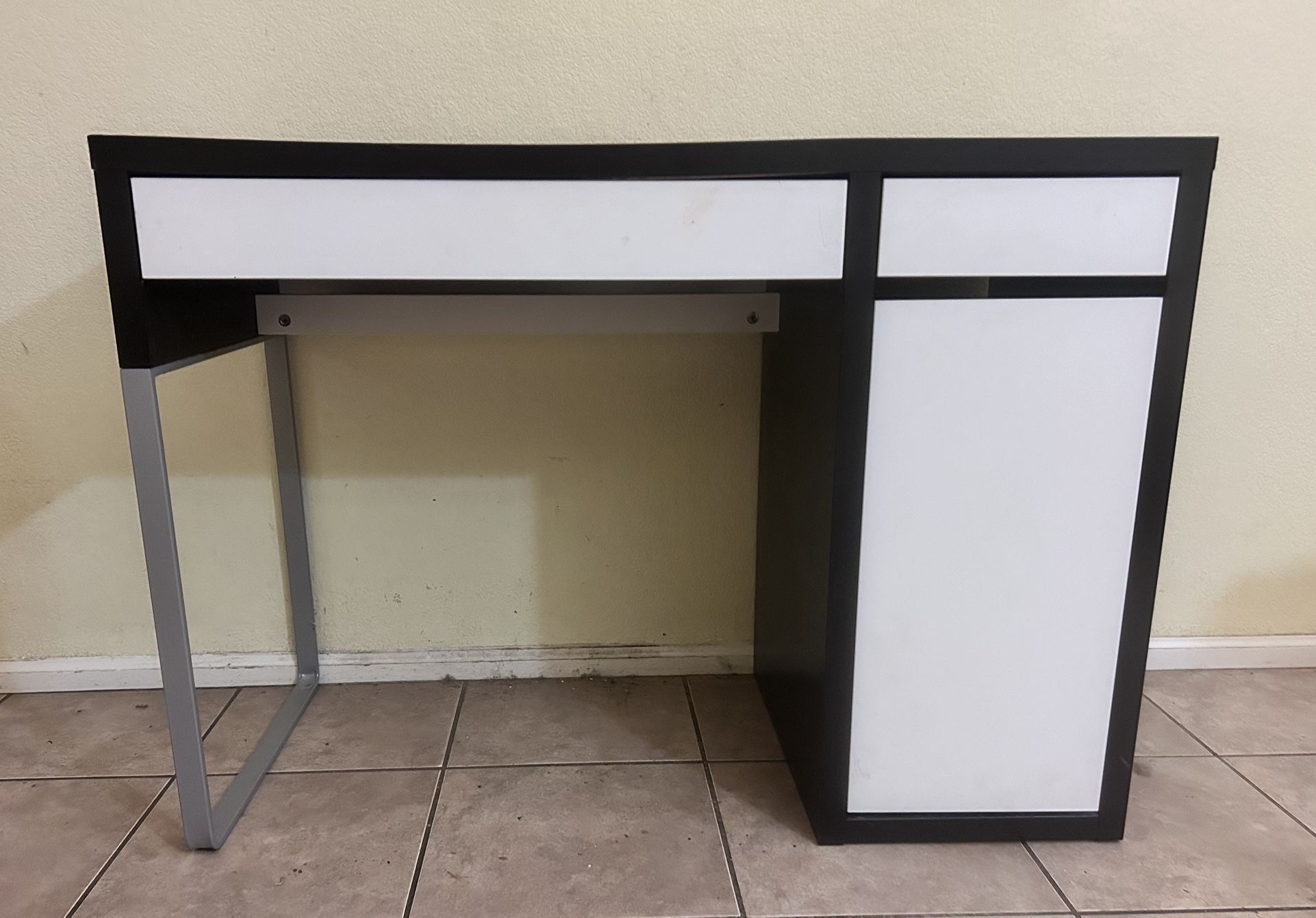 IKEA MICKE Desk, white/black small spaces Student work and makeup space