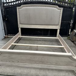 Gorgeous King Bed Frame With 2 Box Springs