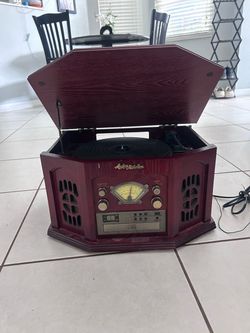 Anders Nicholson Retro Turntable Stereo System