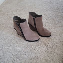 Vince Camuto Women's Wedge Bootie Suede Size 10m Slightly Worn