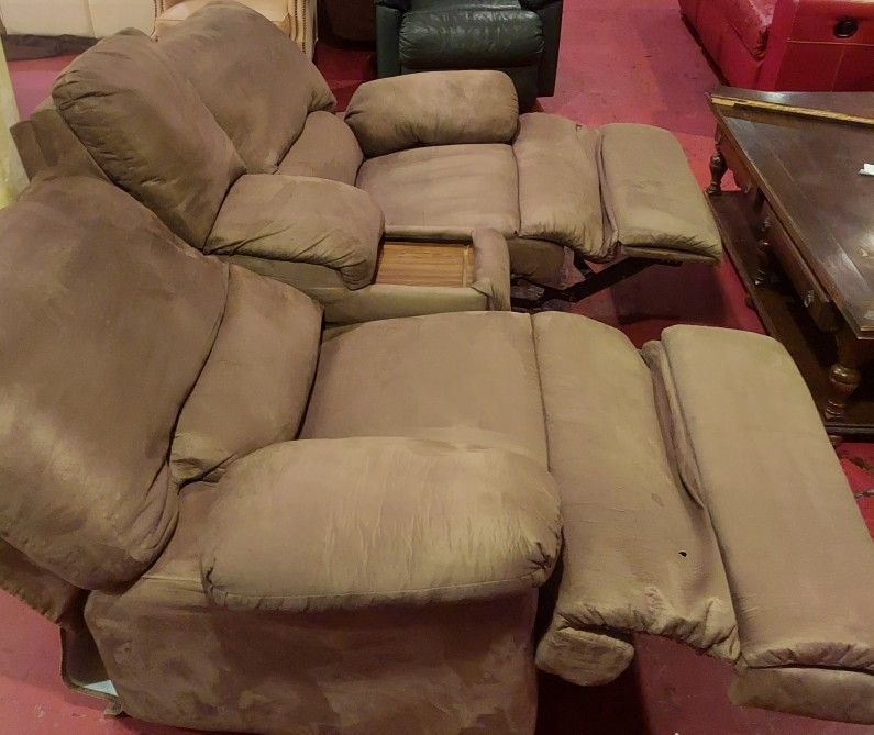 MA Mathis Brothers Duel Recliner Excellent Condition Can Deliver