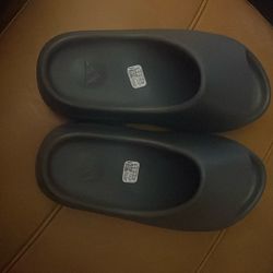 Yeezy Slides Size 10