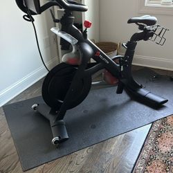 Gen 1 Peloton in Excellent Condition. Moved and must sell. 4 yrs old. Smoke free household.  Includes 2 Pairs Of Shoes And Mat
