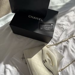 Leather white bag. With dust bag and crossbody chain