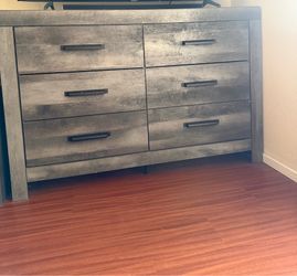 Dresser & nightstands