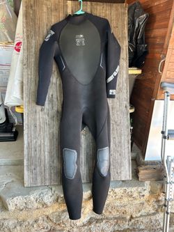 Men’s Body Glove Pro-3 full wetsuit.