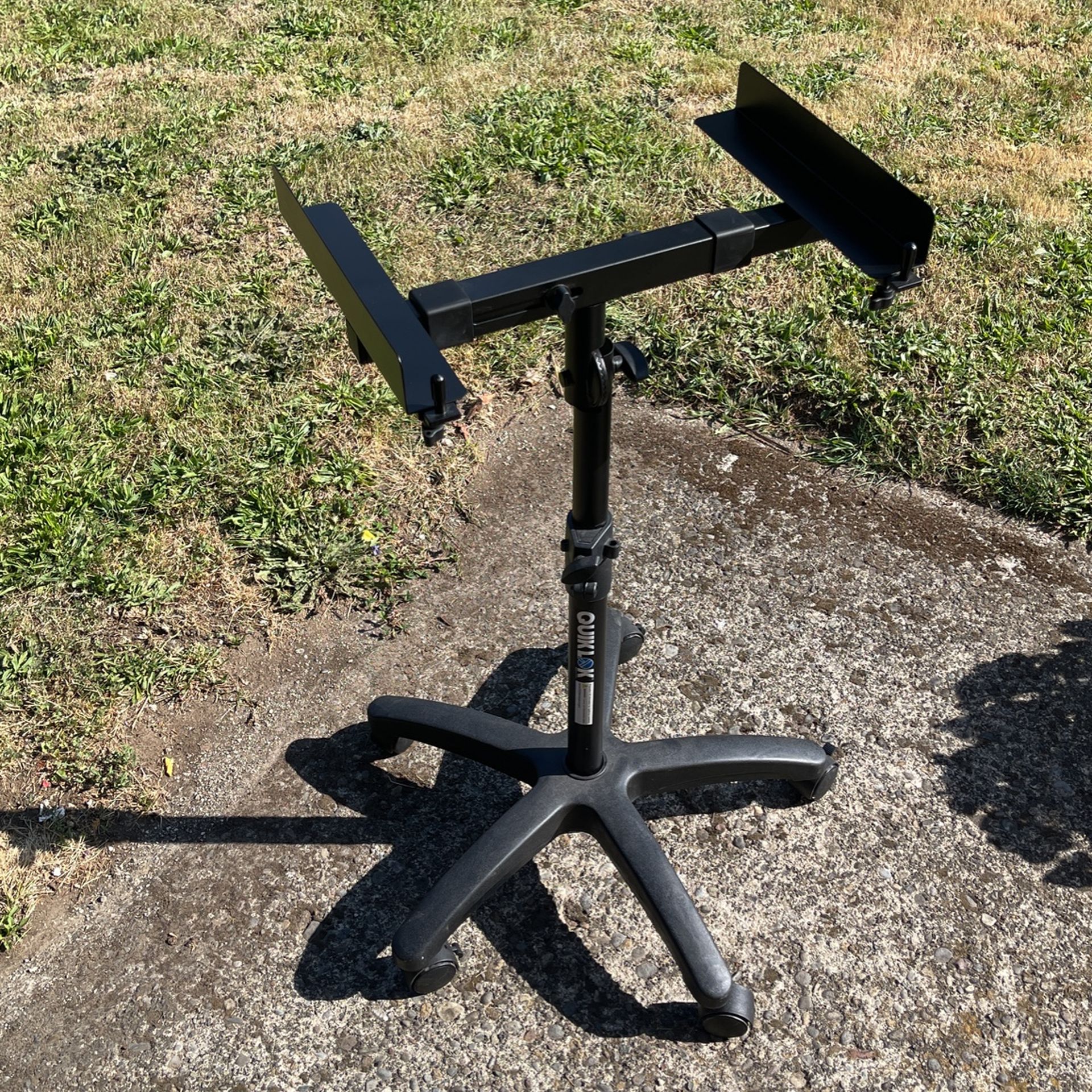 QUICKLOK Music console Stand $220 NEW