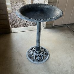 Plastic Birdbath 