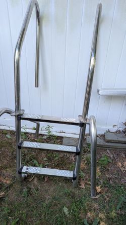 Inground pool ladder