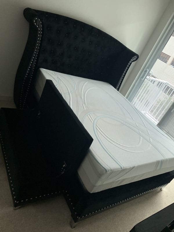 Beautiful Bed with Matching Storage Ottoman (MEMORY FOAM ...