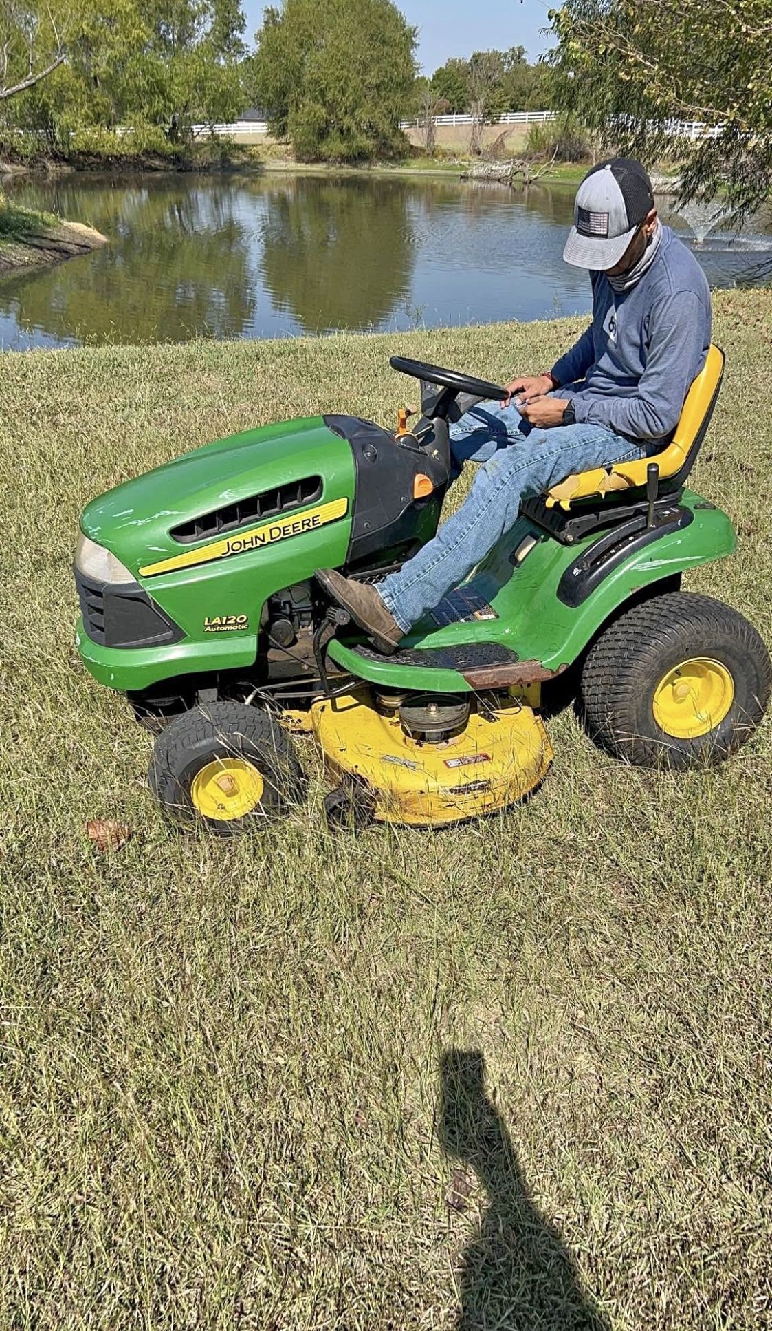 John Deere LA120 48in cut Riding Lawn Mower