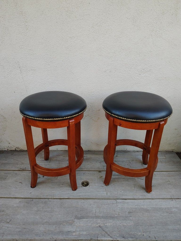 Cordova Counter Height Swivel Stool 24-in