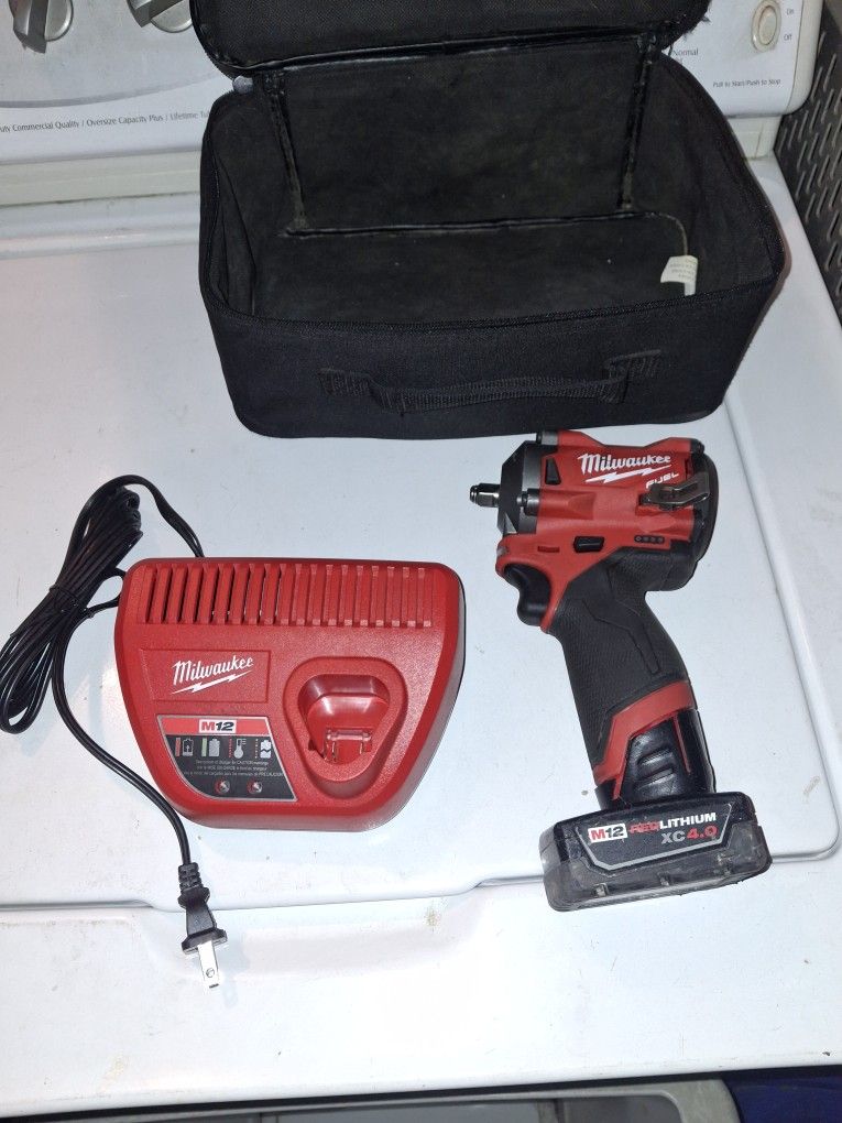 Milwaukee M12 3/8 Stubby Impact Wrench Kit Firm