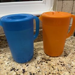 Bundle of 2 Rubbermaid 1 Gallon Pitchers with Lids!  In great shape!  