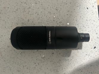 AKG P220