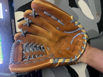 Baseball gloves