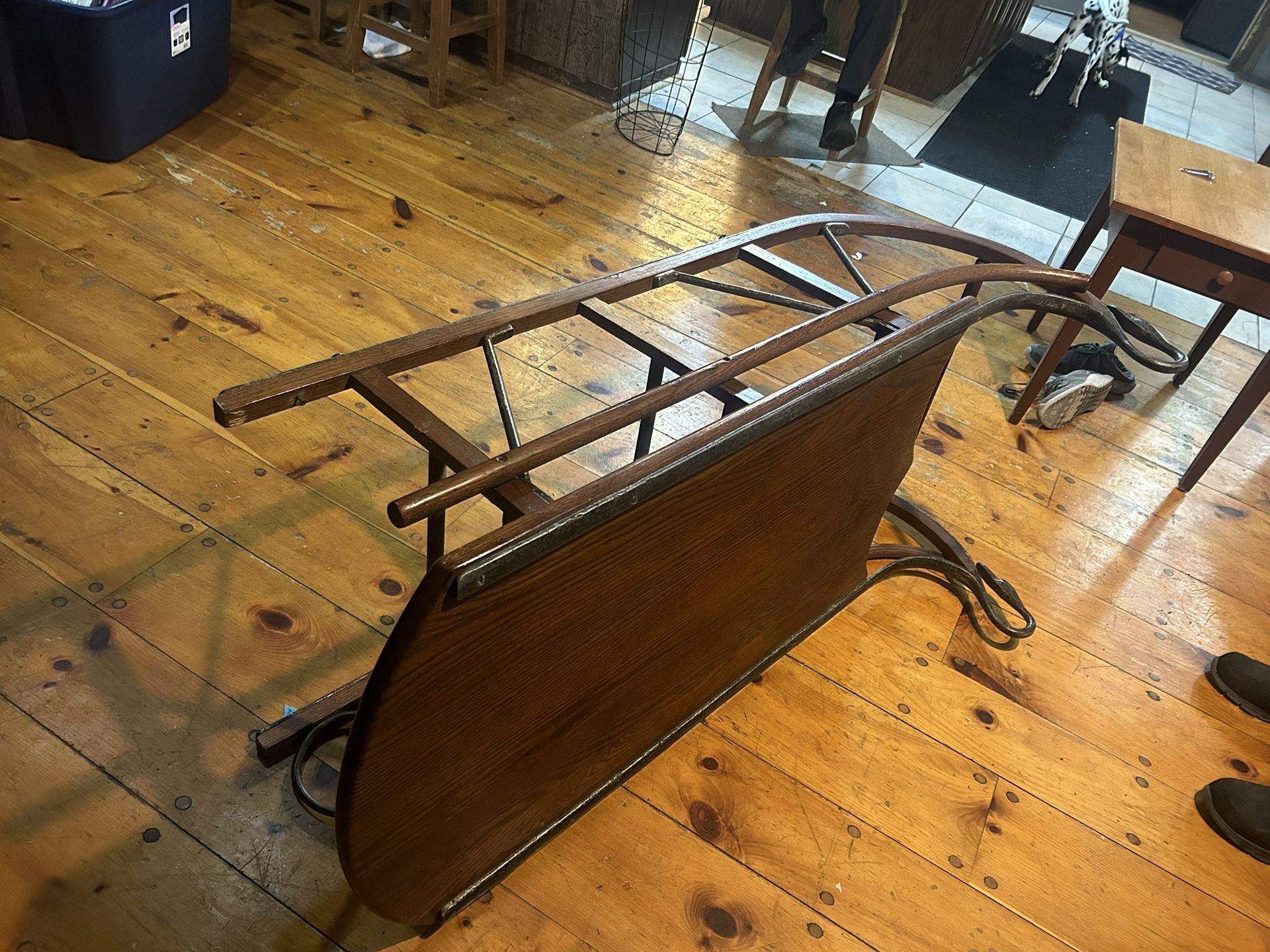 1990s Vintage Tell City Chair Co. Sleigh Sled Cast Iron Swan Heads Oak Coffee Table - Trails Collection