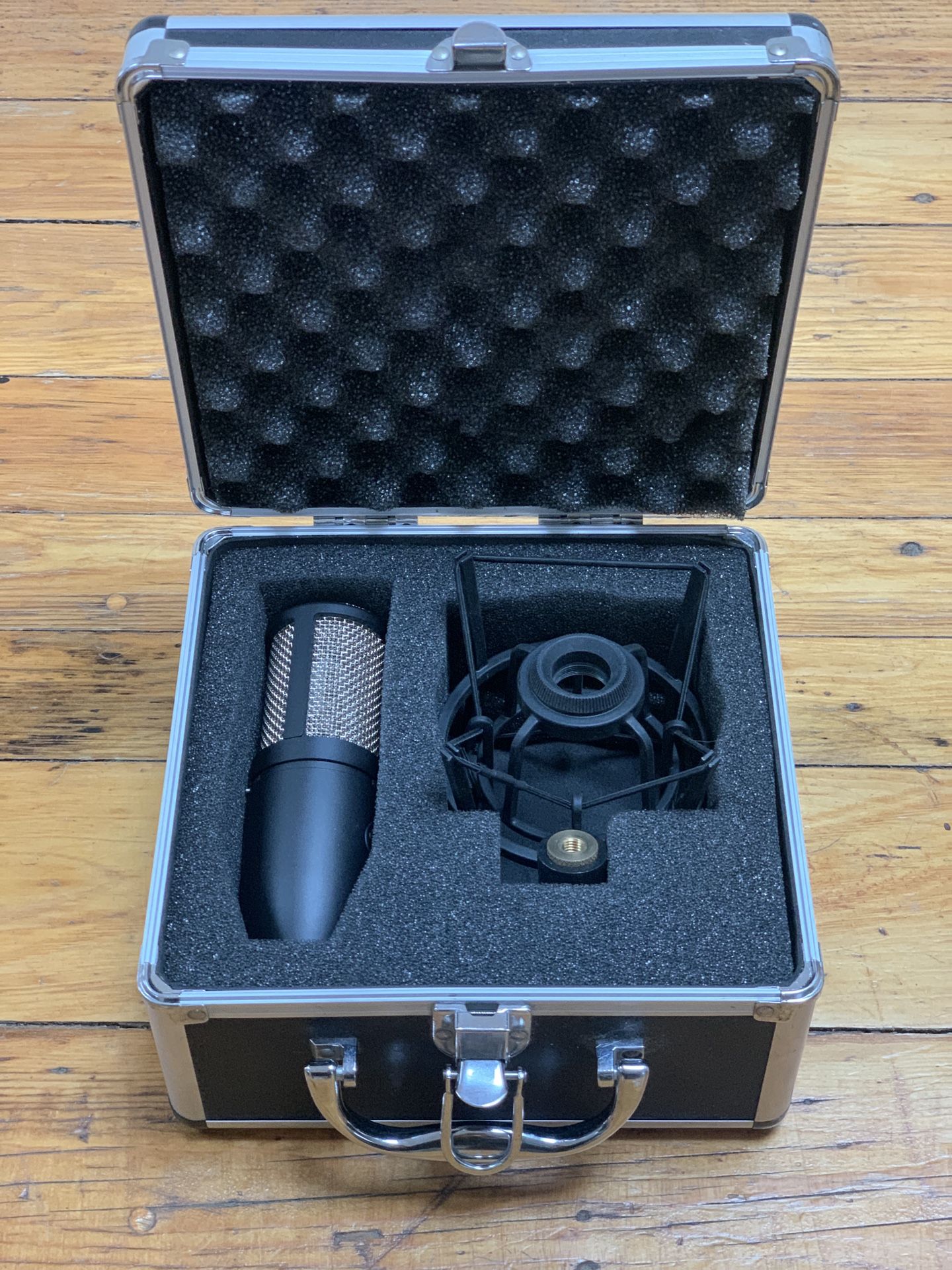 AKG P420