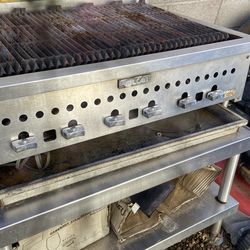 Comercial grill with 6 burners