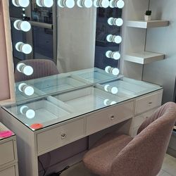 Lovely Set Vanity Table With Mirror Light Bulbs (Brand New)