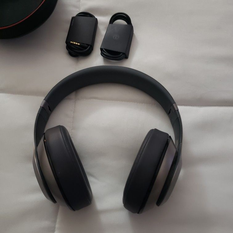 Grey Wired Studio Beats