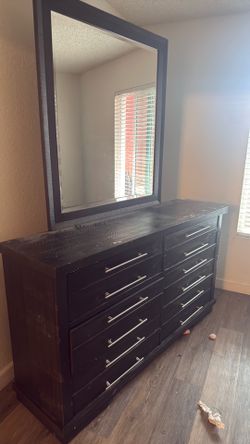 Bed/ queen/ dresser