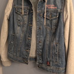 Ladies Harley-Davidson jackets size large, brand new paid $245 sleeves are coming off zippers