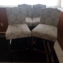 Bar Stools Set Like New   Set Of 4  And In Great Condition 