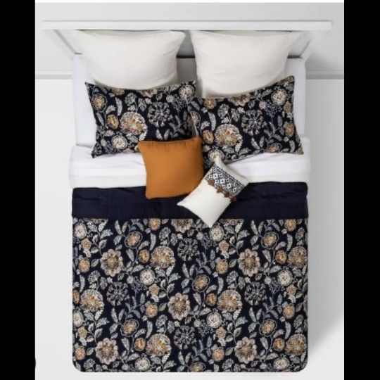 Brand New Threshold Queen Size Comforter Set