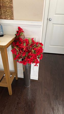 Pot base with red flowers