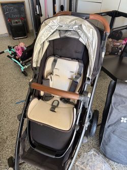 Uppababy vista stroller, bassinet, kickboard, and organizer